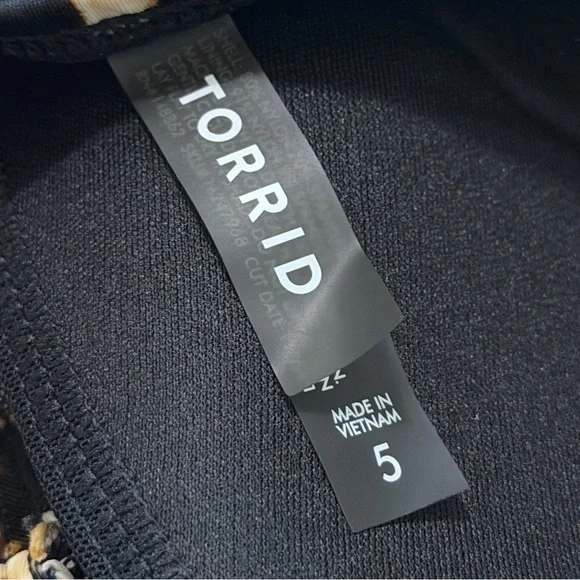 Torrid 5X Wireless XO Triangle Cheetah Plunge Bikini Top - Picture 5 of 9